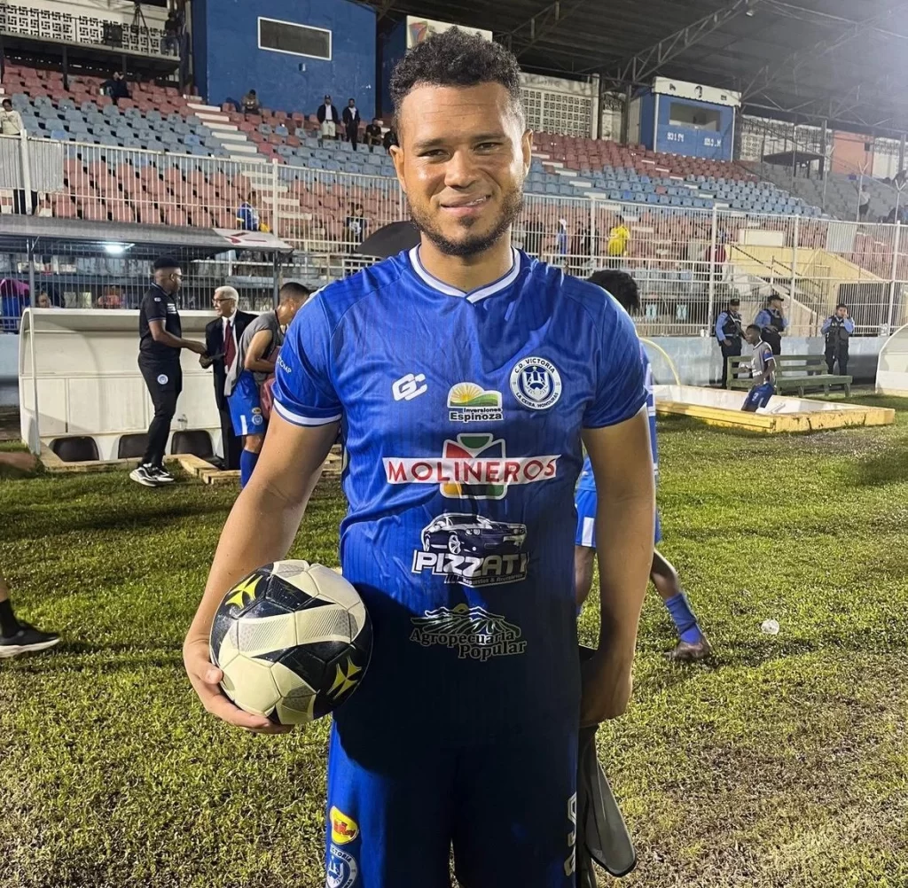 Rolando Blackburn vuelve a marcar con Victoria en el empate contra Lobos Rolando Blackburn CD Victoria