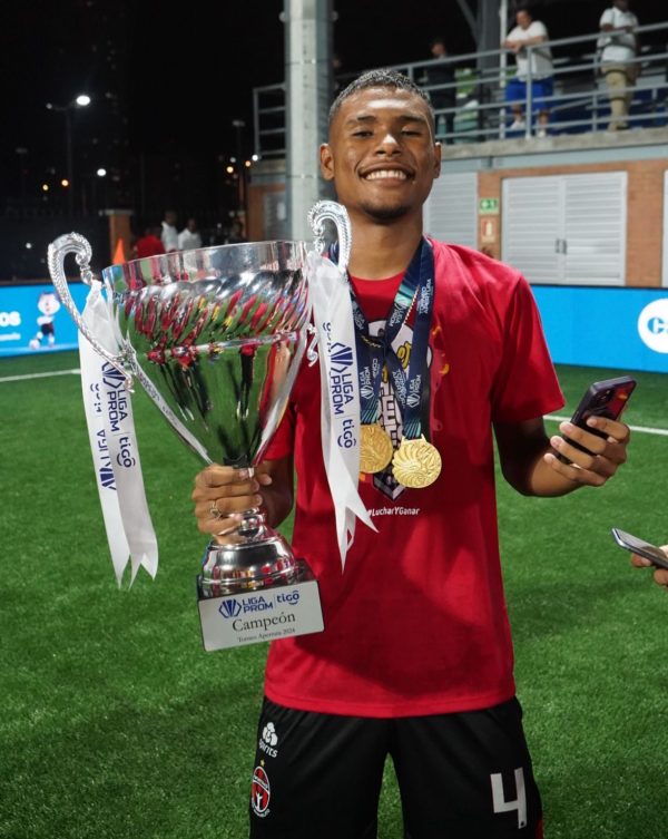 Joven defensor panameño al fútbol internacional Alexis Cedeño