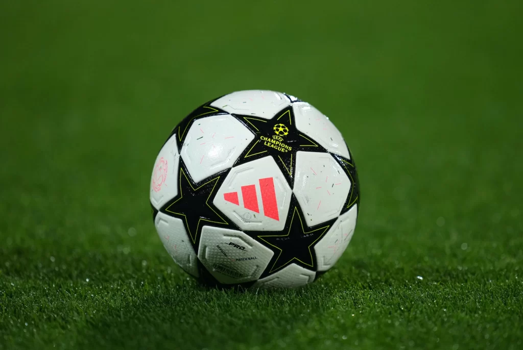 UCL: ¿Cuándo juega Slovan Bratislava de Blackman y los equipos en la 4ta jornada? Una vista general del Adidas UCL PRO 24/25, balón oficial de la Liga de Campeones de la UEFA, visto antes del partido de la jornada MD3 de la Liga de Campeones de la UEFA 2024/25 entre el Girona FC y el SK Slovan Bratislava en el estadio Montilivi el 22 de octubre de 2024 en Gerona, España. (Foto de Alex Caparrós/Getty Images)