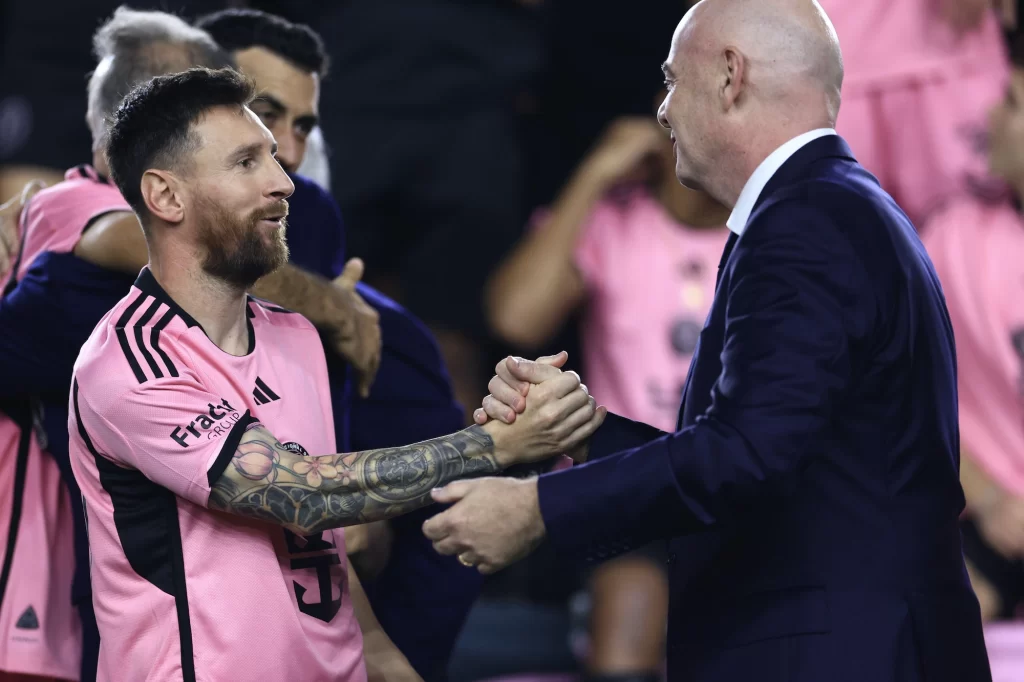 La FIFA ha declarado que el Inter Miami participará en el Mundial de Clubes Lionel Messi #10 del Inter Miami le da la mano al presidente de la FIFA, Gianni Infantino, luego de una victoria sobre el New England Revolution en el Chase Stadium el 19 de octubre de 2024 en Fort Lauderdale, Florida.