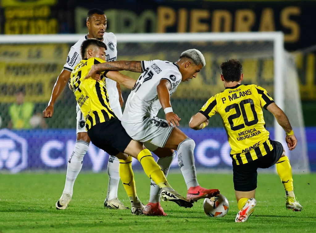 Botafogo disputará su primera final de la Copa Libertadores contra el Mineiro MONTEVIDEO, URUGUAY – 30 DE OCTUBRE: Matheus Martins de Botafogo y Damián García de Peñarol luchan por el balón durante el partido de vuelta de la semifinal de la Copa CONMEBOL Libertadores 2024 entre Peñarol y Botafogo en el Estadio Centenario el 30 de octubre de 2024 en Montevideo, Uruguay.