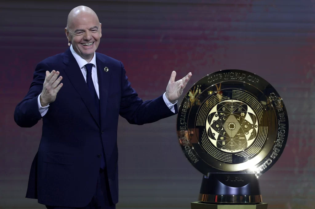 Gianni Infantino y el trofeo del mundial de clubes (Photo by Brennan Asplen/Getty Images)