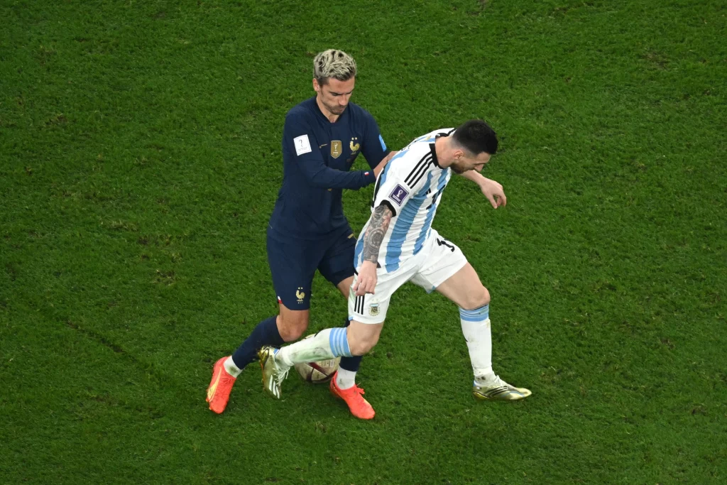Antoine Griezmann y Lionel Messi (Photo by Matthias Hangst/Getty Images)