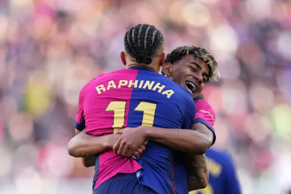Raphinha y Lamine Yamal (Photo by Alex Caparros/Getty Images)