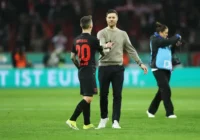 Alejandro Grimaldo y Xabi Alonso (Photo by Lars Baron/Getty Images)