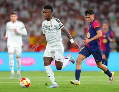 ¿Dónde mirar FC Barcelona vs Real Madrid J.35? Vini Jr y Pedri (Photo by Fran Santiago/Getty Images)