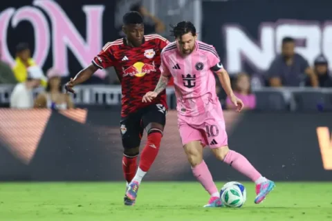 Lionel Messi y Omar Valencia (Photo by Megan Briggs/Getty Images)