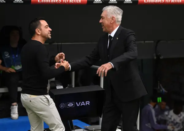 Xavi Hernández y Carlo Ancelotti (Photo by David Ramos/Getty Images)