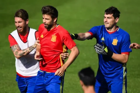 Sergio Ramos, Gerard Piqué e Iker Casillas (Photo by David Ramos/Getty Images)