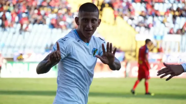 Stheven Robles, mediocampista de Guatemala