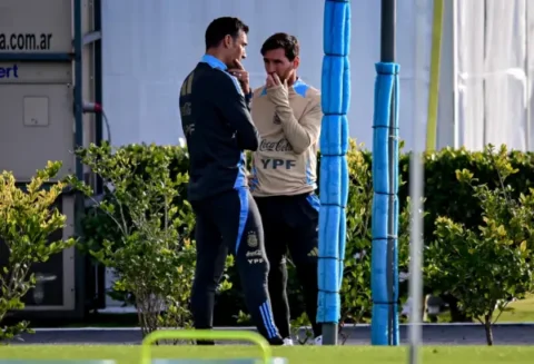 Lionel Scaloni y Lionel Messi (Photo by Marcelo Endelli/Getty Images)