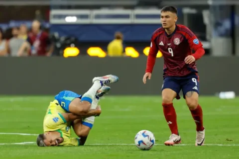 Costa Rica remonta y se clasifica a los cuartos de final Manfred Ugalde (Photo by Kevork Djansezian/Getty Images)