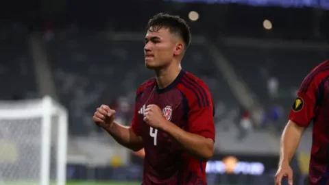 Costa Rica sufre para vencer a la sorpresiva Surinam Manfred Ugalde