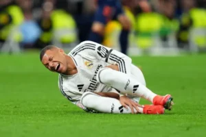 ÚLTIMA HORA: Alarma en Francia y Madrid, Mbappé pide Cambio por molestias Kylian Mbappé (Photo by Angel Martinez/Getty Images)