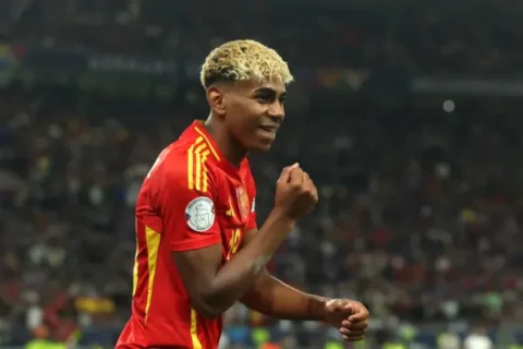 Lamine Yamal es atacado por dos jóvenes franceses Lamine Yamal (Photo by Alexander Hassenstein/Getty Images)