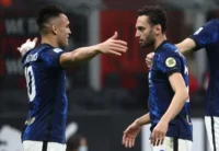 Lautaro Martínez y Hakan Calhanoglu (Photo by Marco Luzzani/Getty Images)