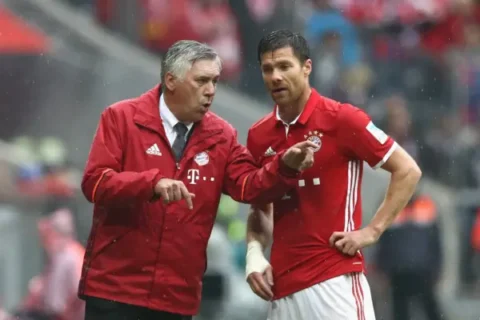 Carlo Ancelotti y Xabi Alonso (Photo by Alexander Hassenstein/Bongarts/Getty Images)