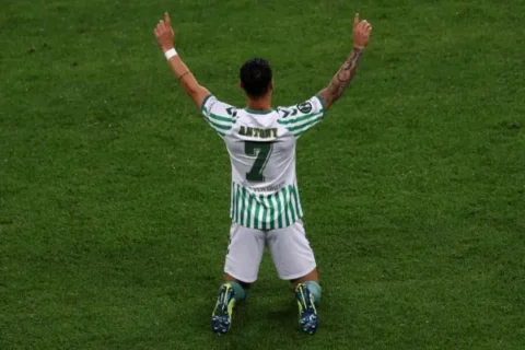 Antony se mantiene firme, quiere jugar en Betis no importa nada más Photo by Dean Mouhtaropoulos/Getty Images