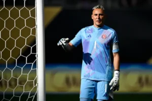 El gesto de leyenda de Keylor Navas hacia portero Miguel Rodríguez Keylor Navas (Photo by Stephen Maturen/Getty Images)