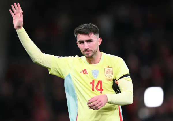 En tiempos donde la tecnología rige cada detalle en el fútbol internacional, el TMS de la FIFA (Transfer Matching System) se ha convertido en el juez silencioso que da luz verde —o no— a los movimientos entre clubes. Y esta vez, ha dicho “no”. Aymeric Laporte, central francés vinculado con el Athletic Club, ve cómo su posible regreso a Bilbao se frustra por un error en la tramitación del fichaje. 🛑 El sistema no perdona El axioma de que “el algodón no engaña” podría aplicarse perfectamente al TMS de la FIFA. A través de este sistema se procesan todos los traspasos internacionales y, si no hay coincidencia total entre la información enviada por los dos clubes implicados, el movimiento simplemente no se valida. En este caso, el Athletic Club alega haber cumplido rigurosamente con su parte, y responsabiliza al Al Nassr por el fallo en la gestión del fichaje de Laporte. Tras el rechazo del sistema, los rojiblancos han solicitado formalmente a la FIFA una revisión urgente del caso, y han entregado todos los documentos requeridos. 📅 Revisión programada para esta semana Fuentes cercanas al proceso indican que la FIFA tiene previsto analizar el caso entre el martes y miércoles de esta semana, luego de recibir el expediente completo por parte del club vizcaíno. Sin embargo, los antecedentes no son favorables: casos anteriores, como el de Julián Araújo al Barcelona en 2023, fueron rechazados por el TAS (Tribunal de Arbitraje Deportivo), incluso cuando el error fue atribuido a retrasos tecnológicos. La historia podría repetirse para el Athletic, que no descarta acudir también al TAS, aunque sabe que los precedentes juegan en su contra. 🚪 Sin carta de libertad Laporte tampoco puede acogerse a la figura de la carta de libertad. Aunque en ciertos casos permitiría firmar fuera de mercado, esta excepción solo aplica si el contrato se rescinde antes del cierre del periodo de fichajes, y no después. Por tanto, esa puerta también está cerrada. 📚 Precedentes que pesan El caso más citado como antecedente es el del mencionado Julián Araújo, quien no pudo fichar por el FC Barcelona en el invierno de 2023 porque la documentación enviada por LA Galaxy y el club español llegó con retraso. En ese entonces, el Barça argumentó un fallo del sistema, pero el TAS no aceptó esa justificación. Con Laporte, la situación tiene similitudes: un trámite internacional bloqueado en el sistema y la intervención de clubes de distintas confederaciones. 🧩 ¿Y ahora qué? Mientras tanto, Laporte sigue perteneciendo al Al Nassr, y el Athletic se aferra a una mínima posibilidad de que la FIFA reconsidere. Aunque esa esperanza parece débil, en un fútbol dominado por algoritmos, segundos y firmas electrónicas, el margen de maniobra es cada vez más estrecho.