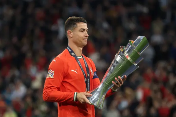 Cristiano Ronaldo recibe el premio al “Mejor de Todos los Tiempos” (Photo by Lars Baron/Getty Images)