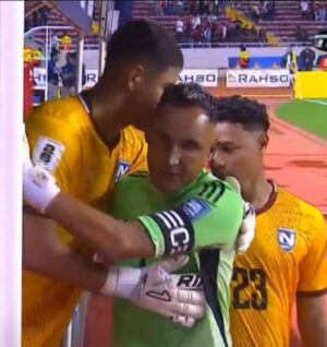 El gesto de leyenda de Keylor Navas hacia portero Miguel Rodríguez Keylor Navas & Miguel Rodríguez