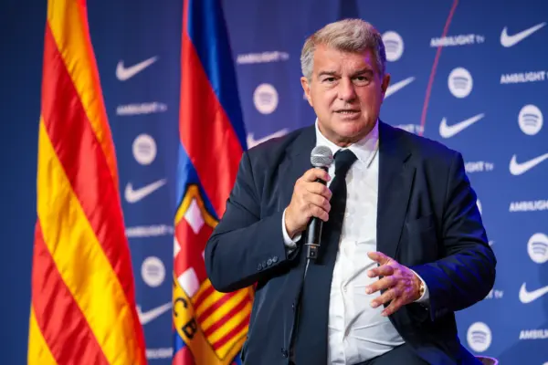 Joan Laporta le responde al Real Madrid (Photo by Eric Alonso/Getty Images)