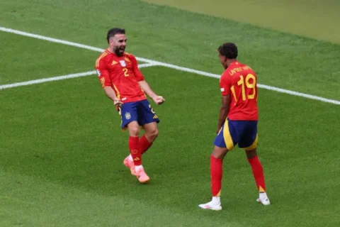 Dani Carvajal y Lamine Yamal (Photo by Alex Livesey/Getty Images)